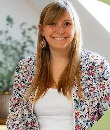 Tamara Frühwirth in geblümter Jacke
